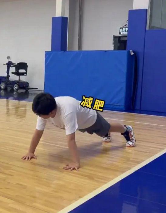 胡可一家3口新加坡旅游，安吉个头超妈妈，变回东北宋仲基