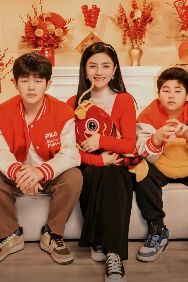 胡可一家3口新加坡旅游，安吉个头超妈妈，变回东北宋仲基