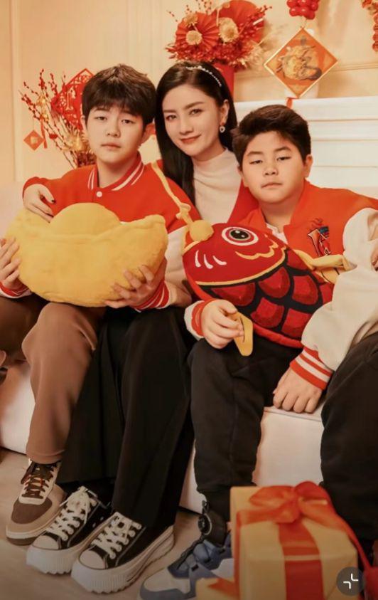 胡可一家3口新加坡旅游，安吉个头超妈妈，变回东北宋仲基