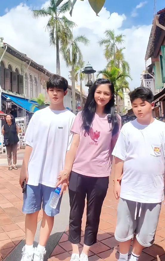 胡可一家3口新加坡旅游，安吉个头超妈妈，变回东北宋仲基