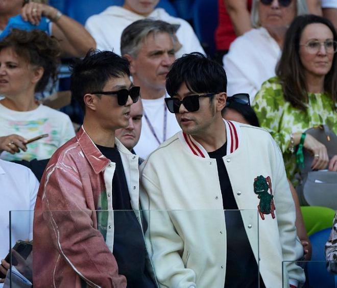 周杰伦夫妇看澳网，男方穿万元外套，昆凌大浓眉显土气