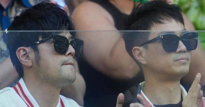 周杰伦夫妇看澳网，男方穿万元外套，昆凌大浓眉显土气