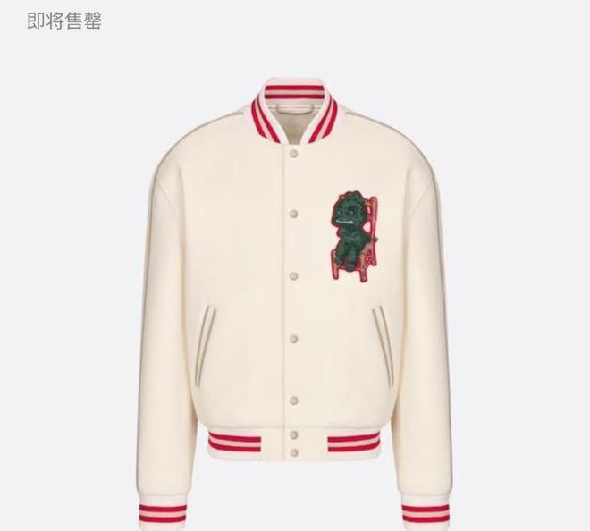 周杰伦夫妇看澳网，男方穿万元外套，昆凌大浓眉显土气