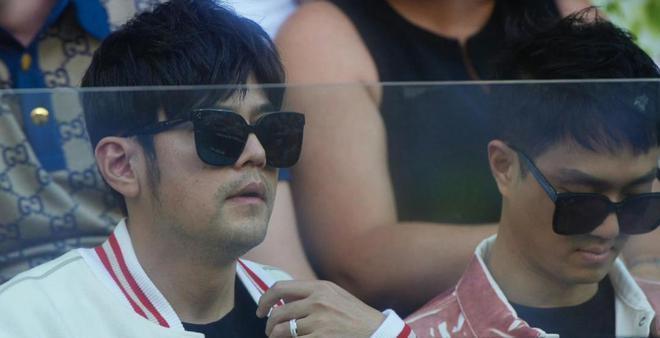 周杰伦夫妇看澳网，男方穿万元外套，昆凌大浓眉显土气