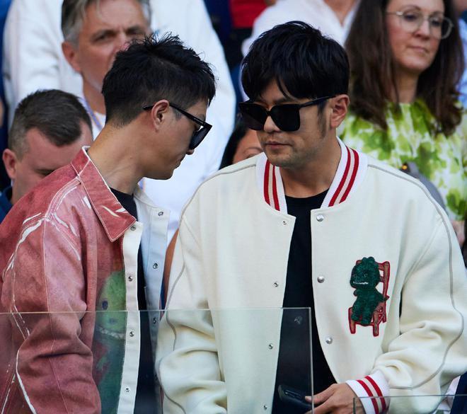 周杰伦夫妇看澳网，男方穿万元外套，昆凌大浓眉显土气