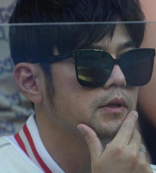 周杰伦夫妇看澳网，男方穿万元外套，昆凌大浓眉显土气