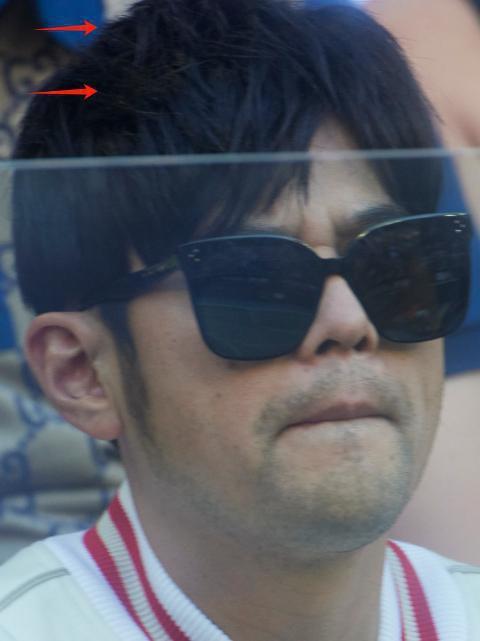 周杰伦夫妇看澳网，男方穿万元外套，昆凌大浓眉显土气