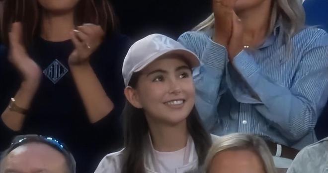 周杰伦夫妇看澳网，男方穿万元外套，昆凌大浓眉显土气