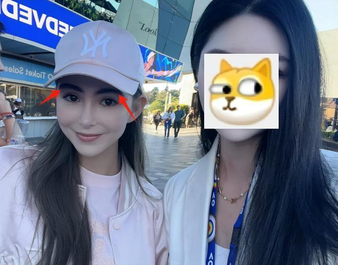 周杰伦夫妇看澳网，男方穿万元外套，昆凌大浓眉显土气