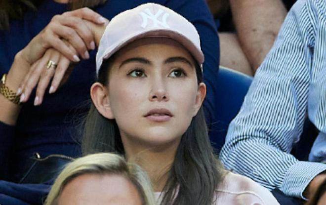 周杰伦夫妇看澳网，男方穿万元外套，昆凌大浓眉显土气