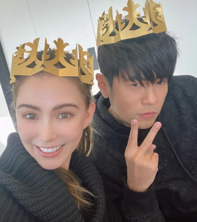 周杰伦夫妇看澳网，男方穿万元外套，昆凌大浓眉显土气