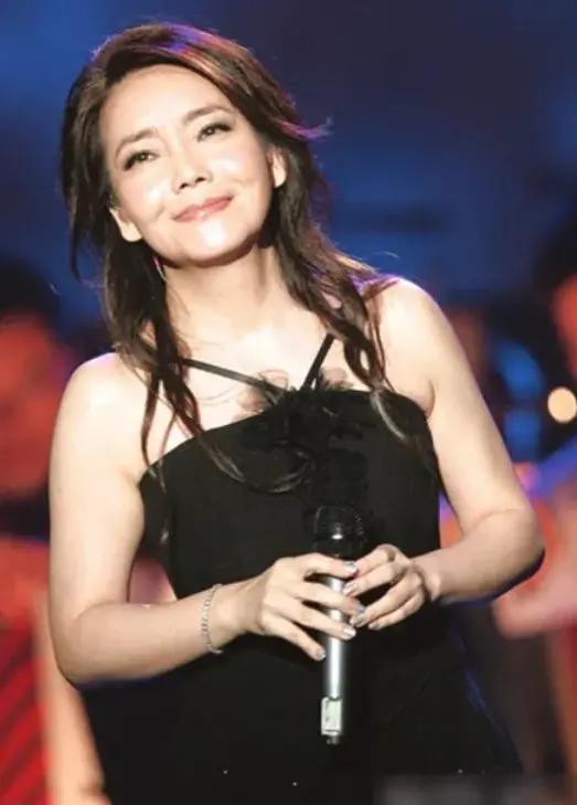 18岁被马景涛提亲，32岁一炮而红，昔日天后现状如何？