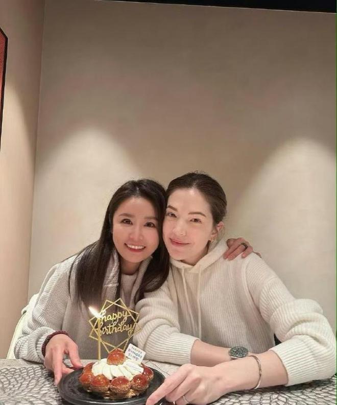 林心如晒照庆生，与许玮宁同框似两代人