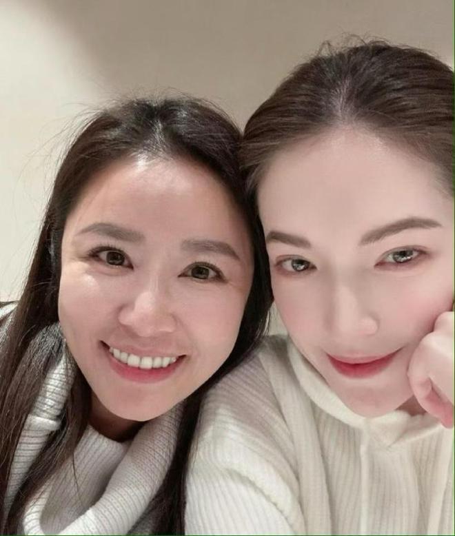 林心如晒照庆生，与许玮宁同框似两代人