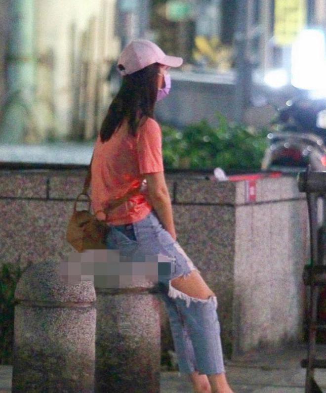 林心如晒照庆生，与许玮宁同框似两代人