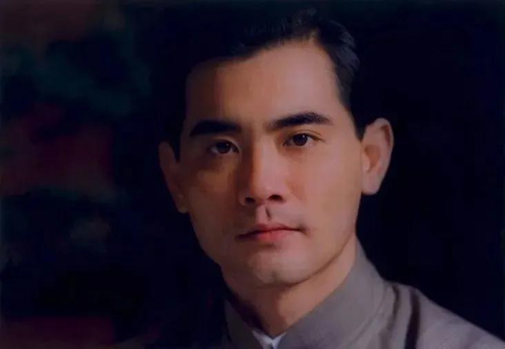 因长太帅被女乘客偷亲，这个“孙中山专业户”又帅又有实力