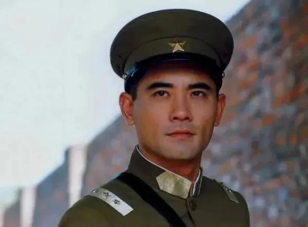 因长太帅被女乘客偷亲，这个“孙中山专业户”又帅又有实力