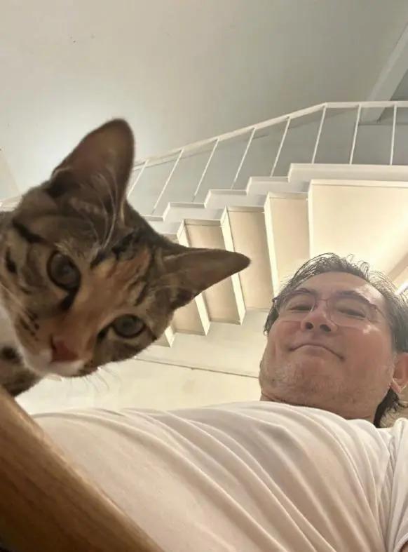 因长太帅被女乘客偷亲，这个“孙中山专业户”又帅又有实力