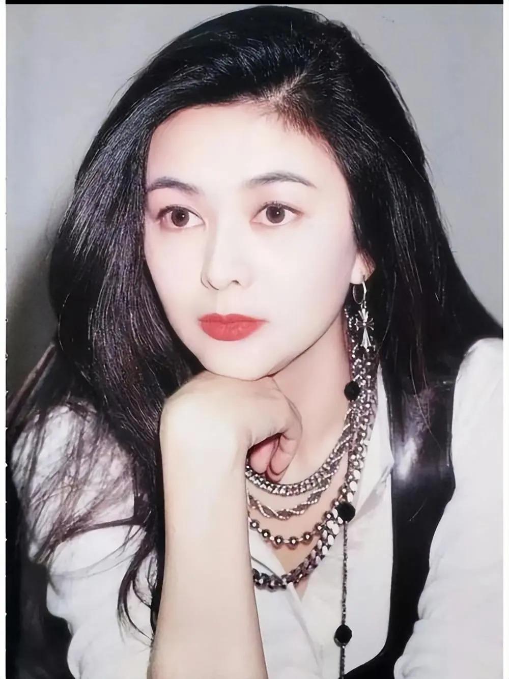 关之琳与其父断绝关系28年，其父去世后购400万墓地