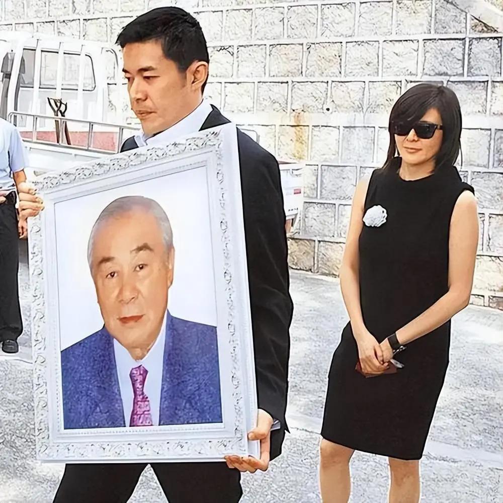 关之琳与其父断绝关系28年，其父去世后购400万墓地