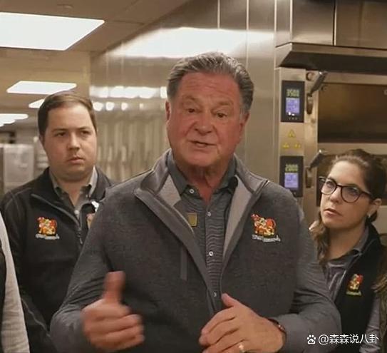 25岁英国女演员吃饼干后身亡，商店及生产商互相甩锅