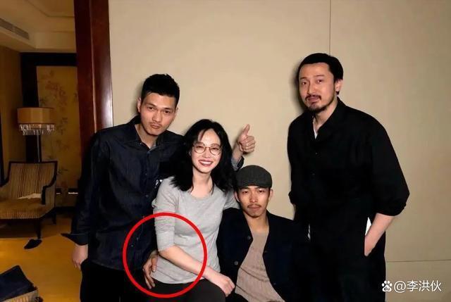 贴脸玩亲亲还不是情侣，男女明星之间的关系让人捉摸不透