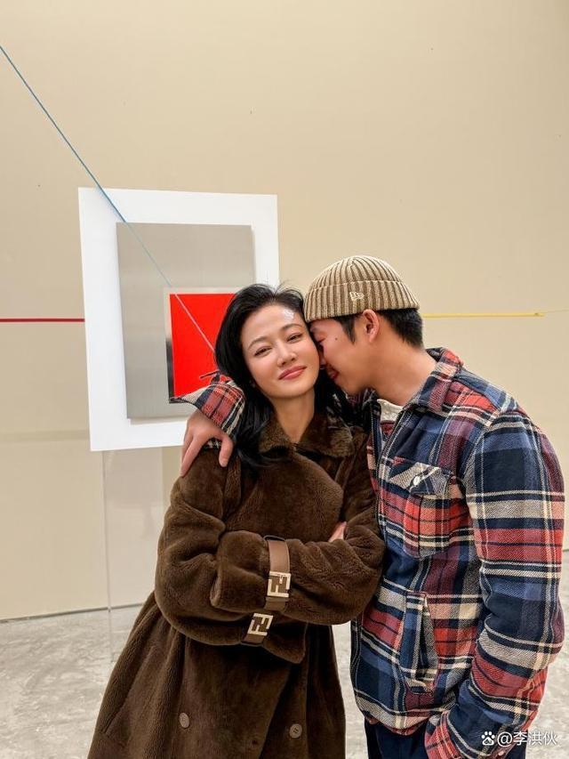 贴脸玩亲亲还不是情侣，男女明星之间的关系让人捉摸不透