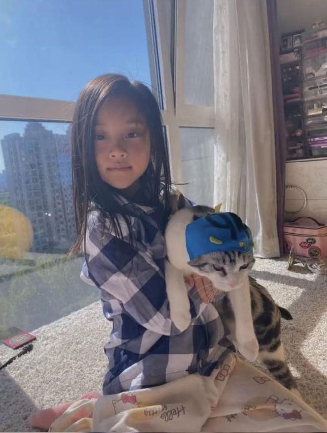 格局相差大！王诗龄戴6万元项链跳舞，甜馨为昆明动物园发声