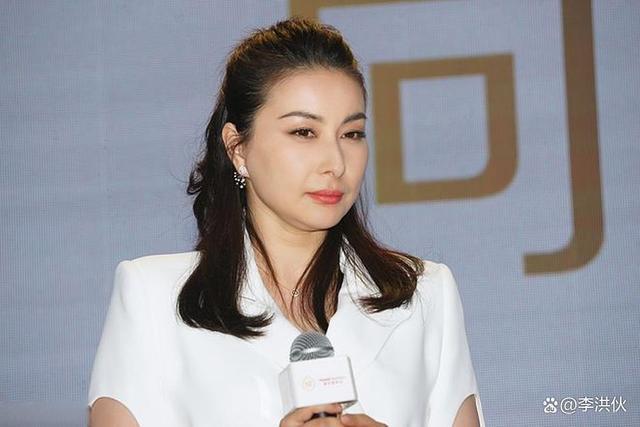 四大家族贵妇团认可郭晶晶，生日宴合影位置彰显其地位