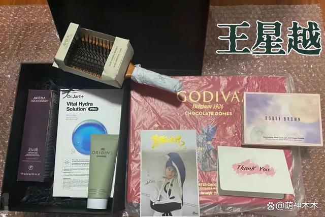 明星新年礼盒公开！杨幂礼盒总价3000多，刘诗诗不如新人