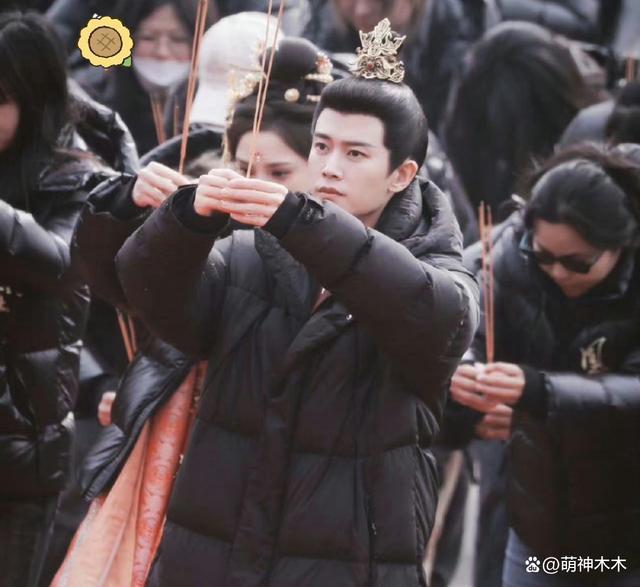新剧开机太抓马，平台负责人猛夸杨紫爆剧，任嘉伦表情玩味