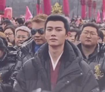 新剧开机太抓马，平台负责人猛夸杨紫爆剧，任嘉伦表情玩味