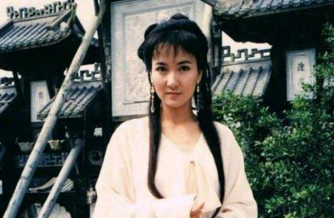 她是《新白娘子》的小青蛇，婚姻破裂后一生替别人养娃