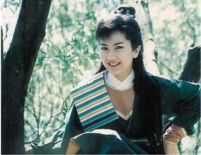 她是《新白娘子》的小青蛇，婚姻破裂后一生替别人养娃