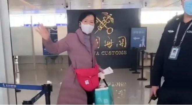 她是《新白娘子》的小青蛇，婚姻破裂后一生替别人养娃