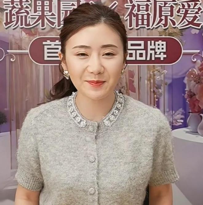 福原爱首次带货直播，人不专业助理抢话，网友直言不买