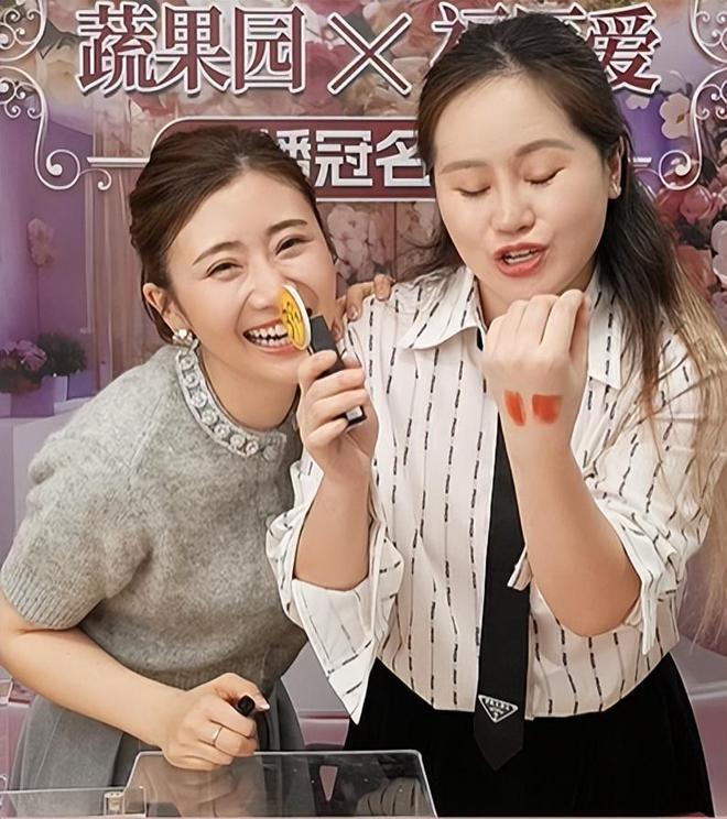 福原爱首次带货直播，人不专业助理抢话，网友直言不买