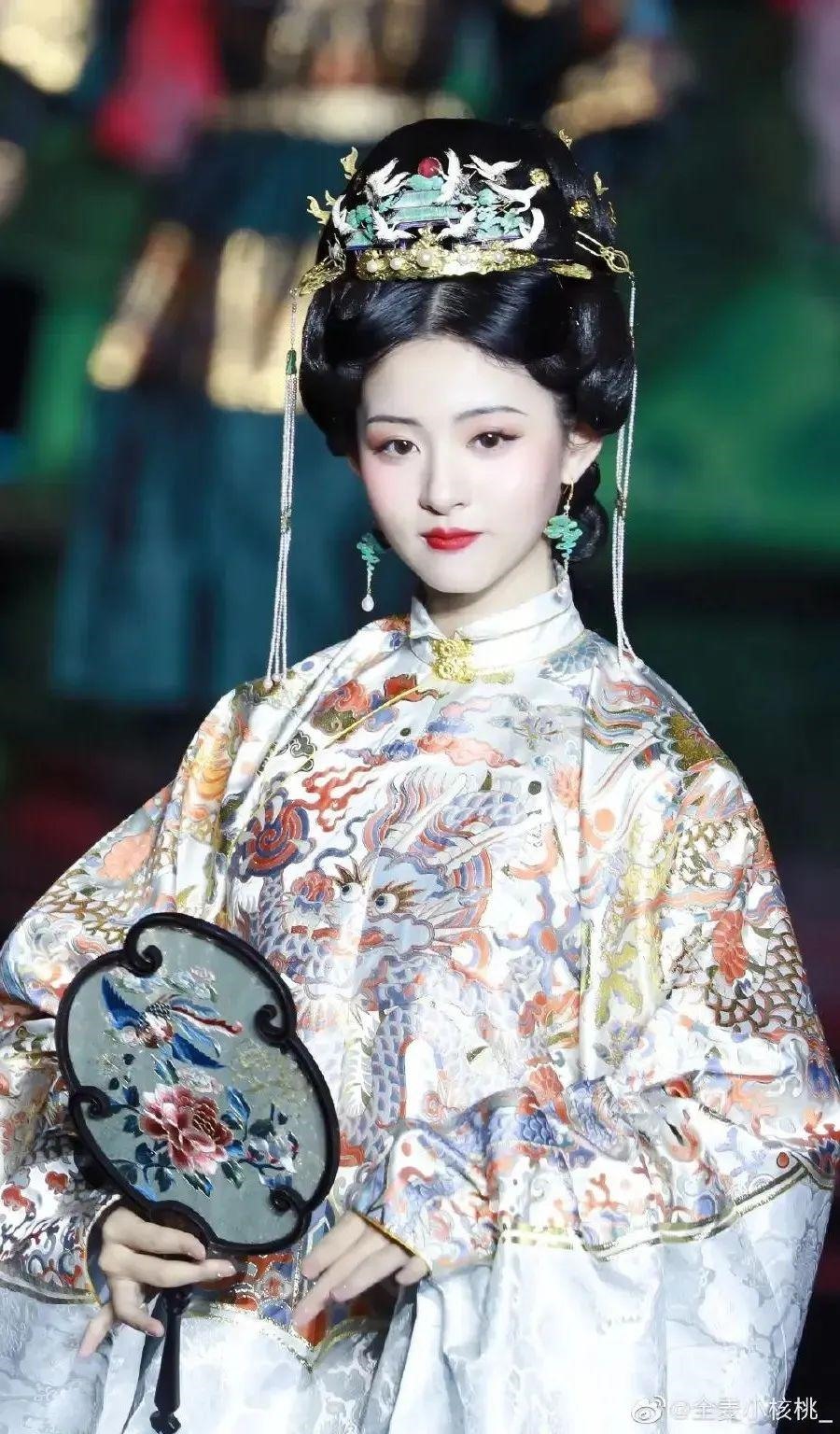 新剧才开机几天就热搜近百，不愧内娱自炒第一人啊！