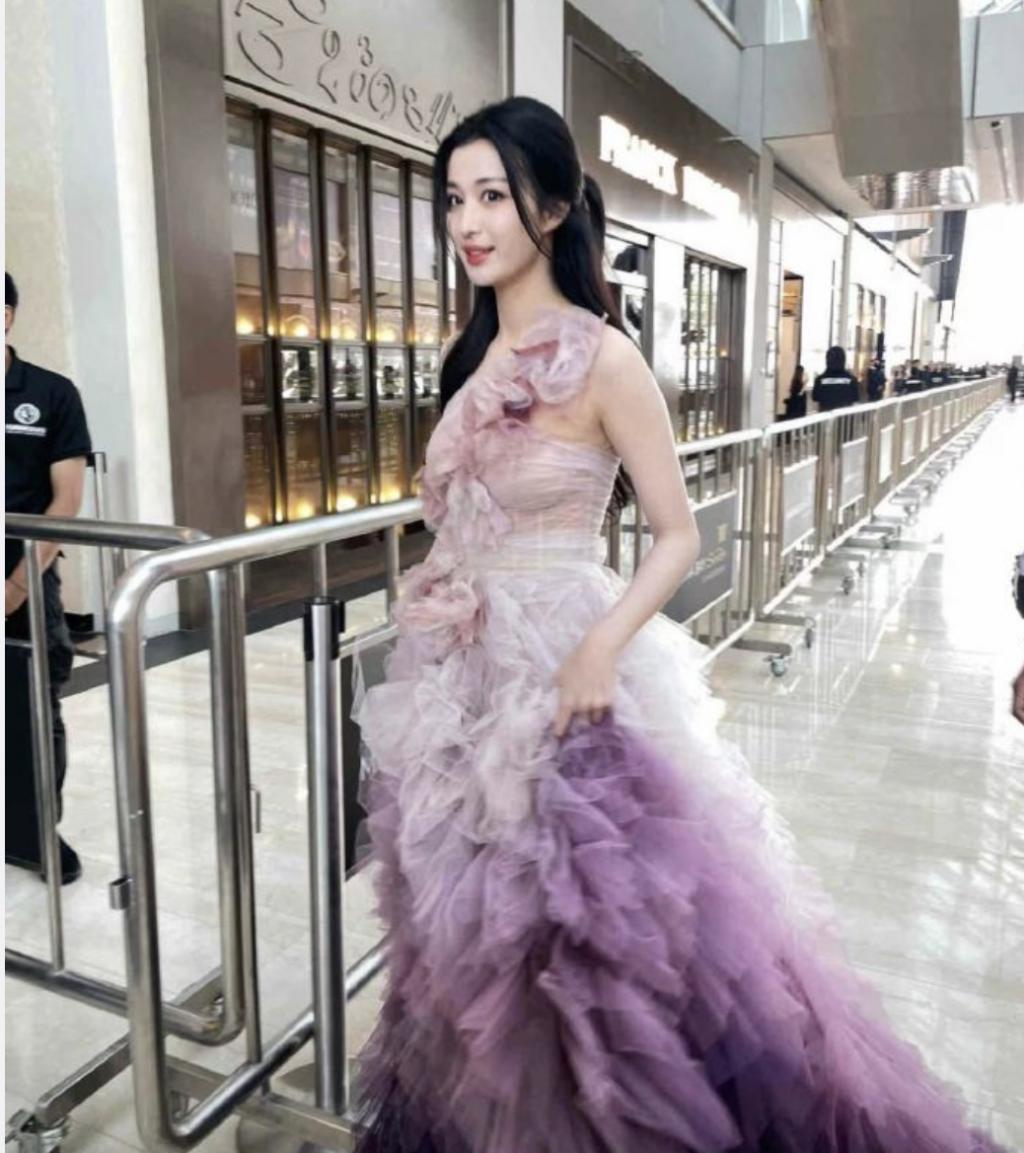 晚会座位透露内娱地位：张雨绮美翻了，王鹤棣排面很大