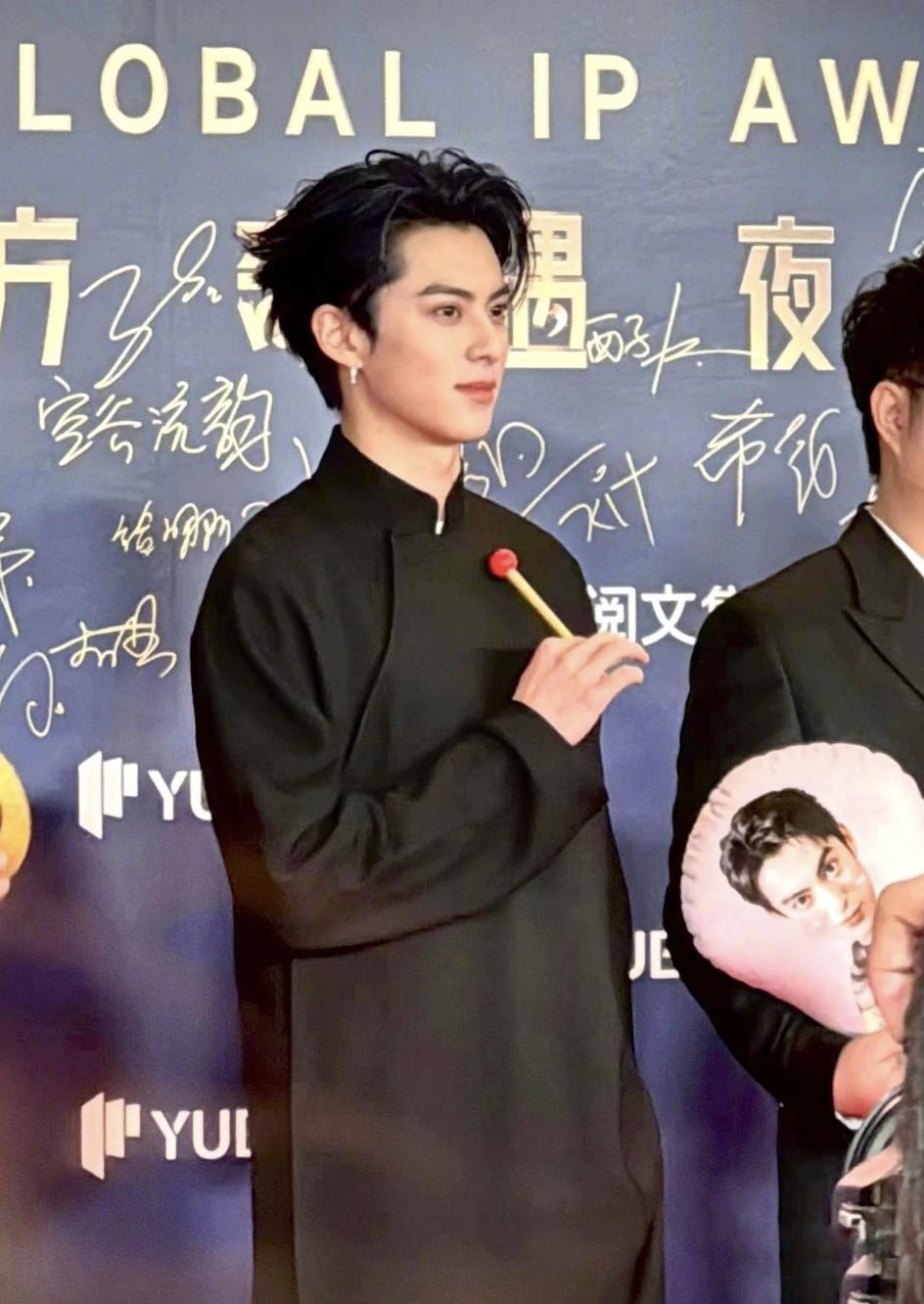 晚会座位透露内娱地位：张雨绮美翻了，王鹤棣排面很大