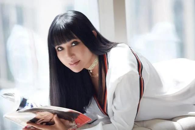 人称东方艳后，26年前掌掴毛宁，50岁仍美得和女儿似姐妹