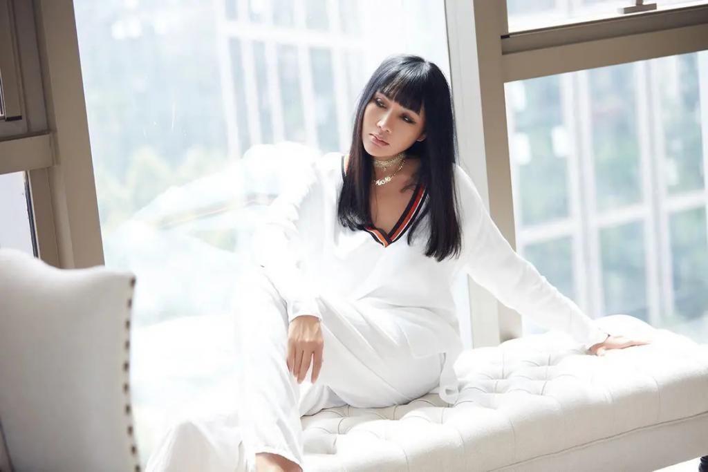 人称东方艳后，26年前掌掴毛宁，50岁仍美得和女儿似姐妹