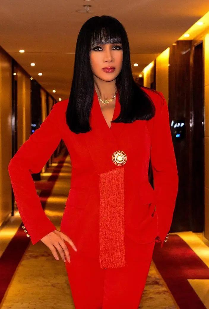 人称东方艳后，26年前掌掴毛宁，50岁仍美得和女儿似姐妹