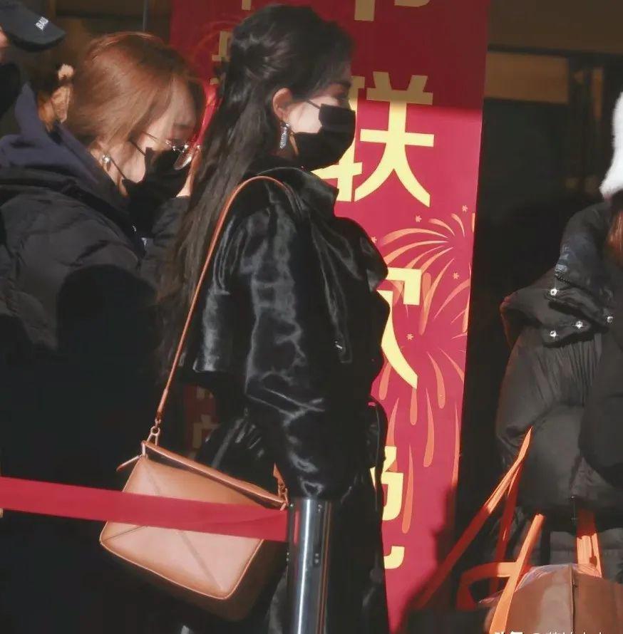春晚第三次联排明星私服：杨幂10万外套，辛芷蕾背5万包包