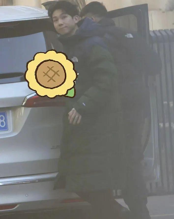 春晚第三次联排明星私服：杨幂10万外套，辛芷蕾背5万包包