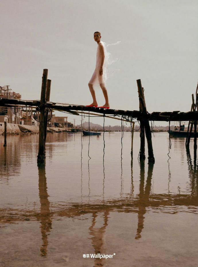 刘雯海上落日大片秀高挑身材 与渔乡风情交相辉映