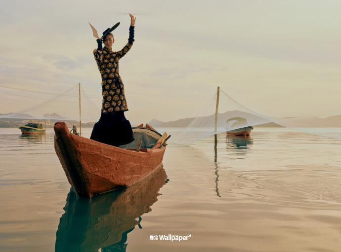 刘雯海上落日大片秀高挑身材 与渔乡风情交相辉映