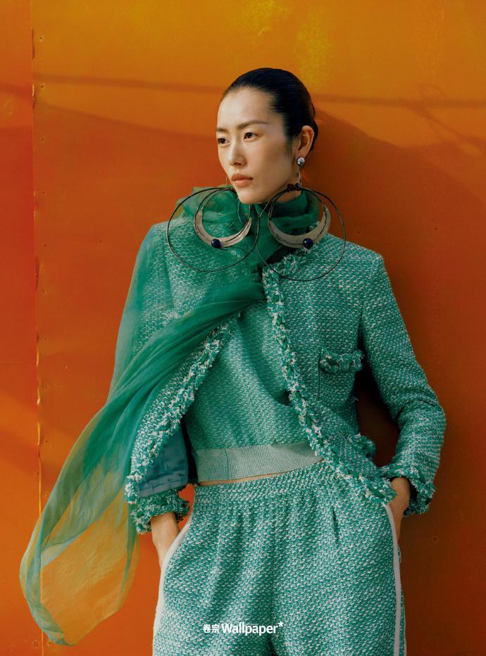 刘雯海上落日大片秀高挑身材 与渔乡风情交相辉映