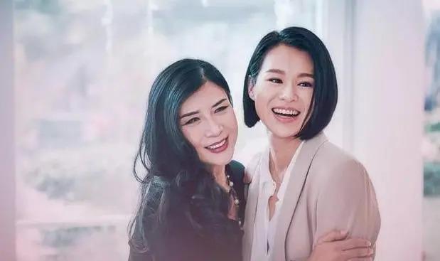 吴家丽罕现身，曾拒绝成龙追求，今57岁仍性感迷人