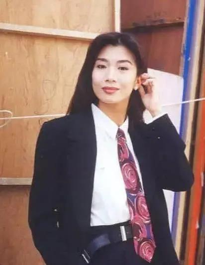 吴家丽罕现身，曾拒绝成龙追求，今57岁仍性感迷人